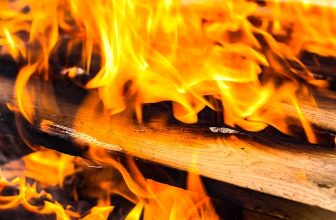 Stijlvol wonen: de transformatie naar een tv wand met moderne sfeerhaard